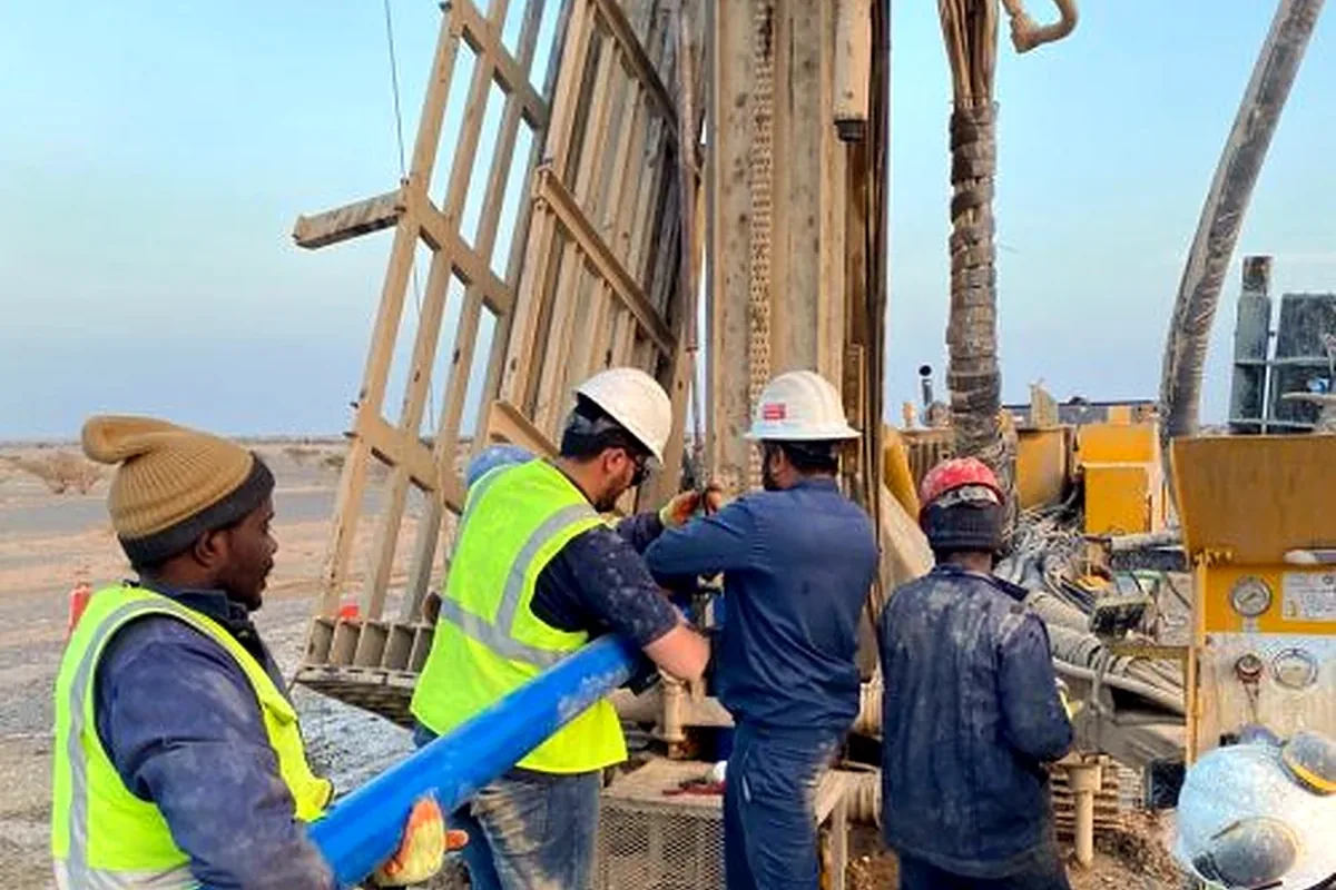 Crew running casing at the drill rig