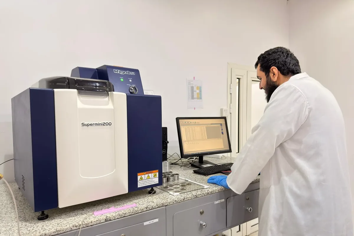 Spectrometry on prepared samples in the laboratory